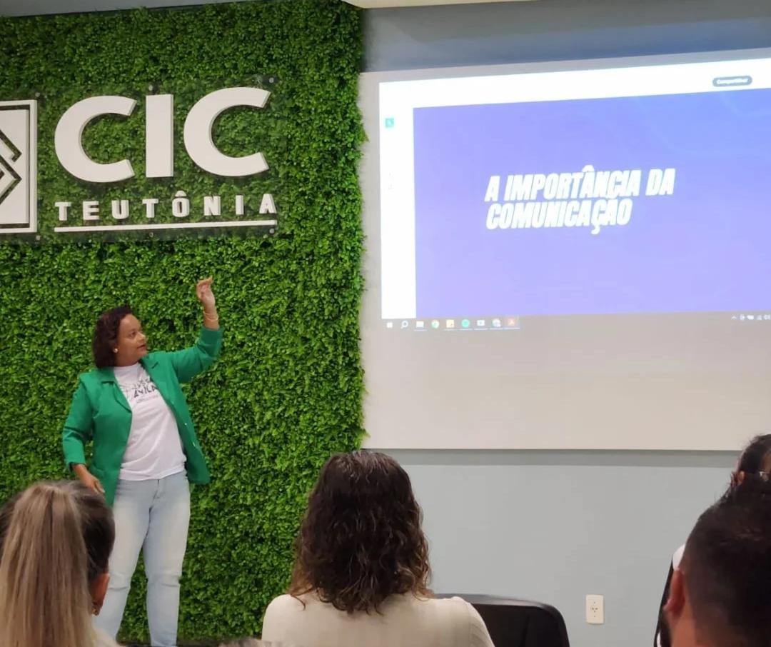 Joseana com equipe técnica em campo de futebol